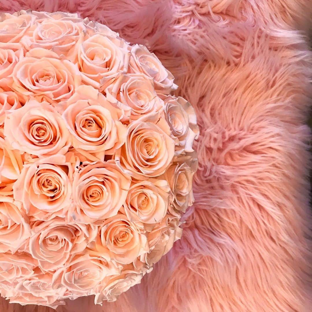 カルメン・エレクトラさんのインスタグラム写真 - (カルメン・エレクトラInstagram)「Throughout this phase of quarantine I’ve become more in touch with nature & appreciate the beauty of flowers ✨ In love with @venusetfleur #peach #roses」11月13日 7時21分 - carmenelectra