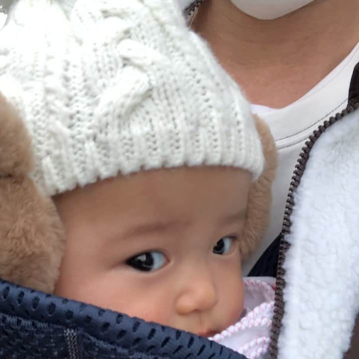 のインスタグラム：「#RELAXX . . はーい、おはよう😜 . 本日はご予約不可となってます すみません🙇‍♂️ . 明日以降のご予約お待ちしてます🗒 . . 🐻型の耳あて付きニット帽がお気に入り☆ . . #パパと娘 . . #生後148日 #女の子ベビー . . . . #育児記録 #子供のいる暮らし . #ベビーザらス #トイザらス . #遠山雄也 #ヘアメイク . . ✂︎✂︎✂︎✂︎✂︎✂︎✂︎✂︎✂︎✂︎ RELAXXではスタッフを募集しています ✂︎✂︎✂︎✂︎✂︎✂︎✂︎✂︎✂︎✂︎ #美容師募集 #スタイリスト募集 #アシスタント募集 #ヘアメイク募集」