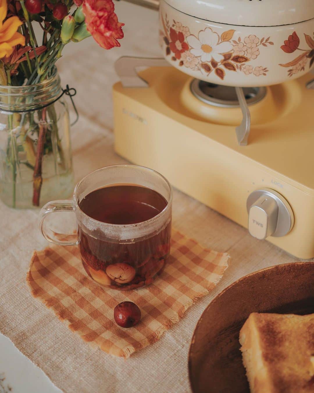 W E Y L I Eのインスタグラム：「Finally feels like fall here 🍂 Welcoming the fall weather with jujube tea & some toast 🍞」