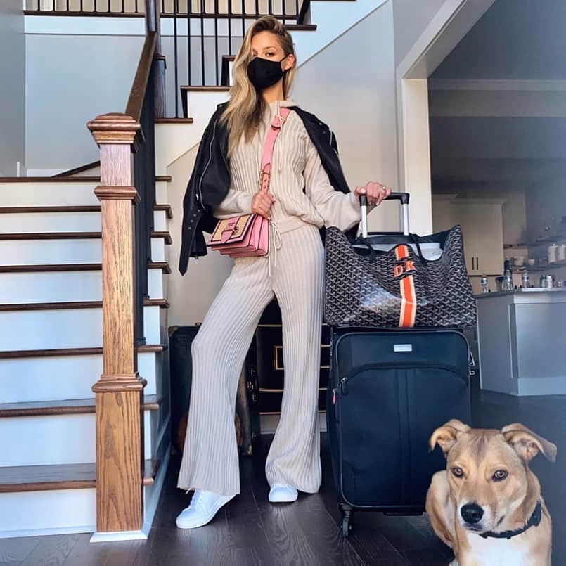 ダニエル・クヌッドソンのインスタグラム：「2020  🧳😷🐕 Guess where I'm headed ???」
