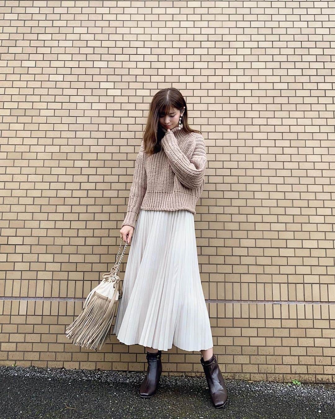 haruru0724さんのインスタグラム写真 - (haruru0724Instagram)「#code . . シューズは @vivian_collection_official ❤︎ スクエアトゥのショートブーツで べっ甲調の飾りは、取り外し可能の2WAY仕様だよ✨ チャンキーヒールで履きやすいし これでプチプラだからチェックしてみてね！ . . . #viviancollection #vivian公式アンバサダー#vivianコーデ #2020aw #zozotown #ゾゾタウン #秋ファッション #秋コーデ #秋靴 #秋靴 #秋コーデ #秋ファッション #プチプラコーデ #プチプラファッション #プチプラ高見えコーデ #プチプラママコーデ #今日の靴 #靴好きな人と繋がりたい #足元倶楽部 #ブーツコーデ#ショートブーツ #スクエアトゥブーツ #エイチアンドエム #チャンキーニット #ハイネックニット #ママコーデ #プチプラコーデ #淡色女子 #淡色コーデ #大人カジュアル #大人army #mamagirl #locari」11月13日 7時28分 - haruru0724