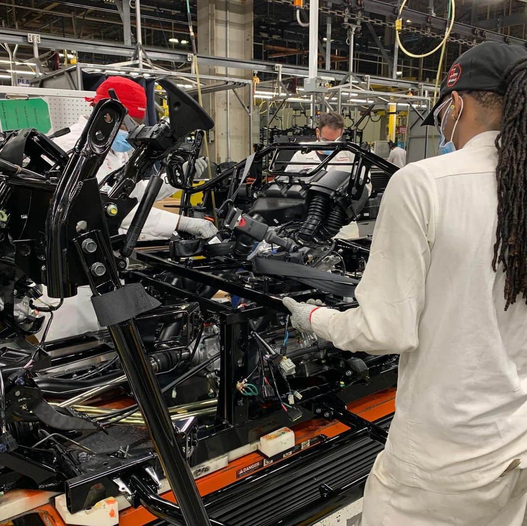Honda Powersports USさんのインスタグラム写真 - (Honda Powersports USInstagram)「Honda of South Carolina Mfg. today produced its 300,000th side-by-side vehicle, a Pioneer 1000 Deluxe five-seat model, and celebrated with associates at the Timmonsville plant. Congratulations on a amazing achievement! #betteronahonda」11月13日 7時28分 - honda_powersports_us