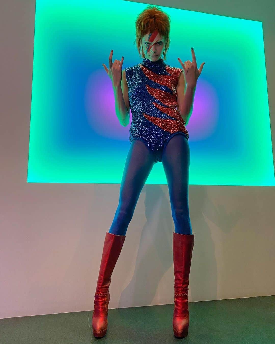 カーラ・デルヴィーニュのインスタグラム：「⚡️BOWIE⚡️」
