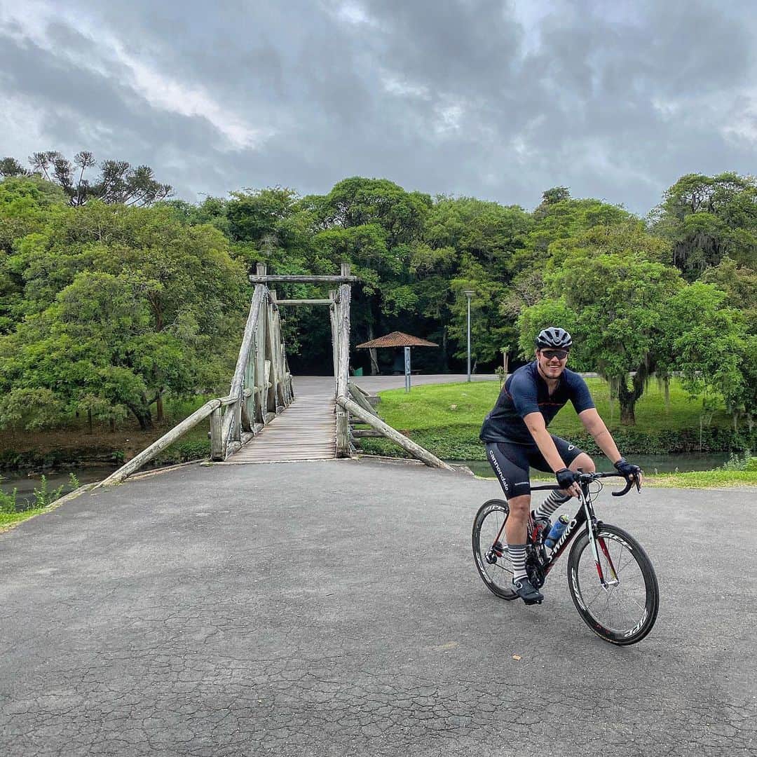 エンリケ・ロドリゲスのインスタグラム：「Todas as fotos que tiram de mim de bicicleta ou moto, sempre me pergunto, bike pequena ou eu sou grande demais? 🤣 #bike #top #parquebarigui #funny #healthylifestyle」