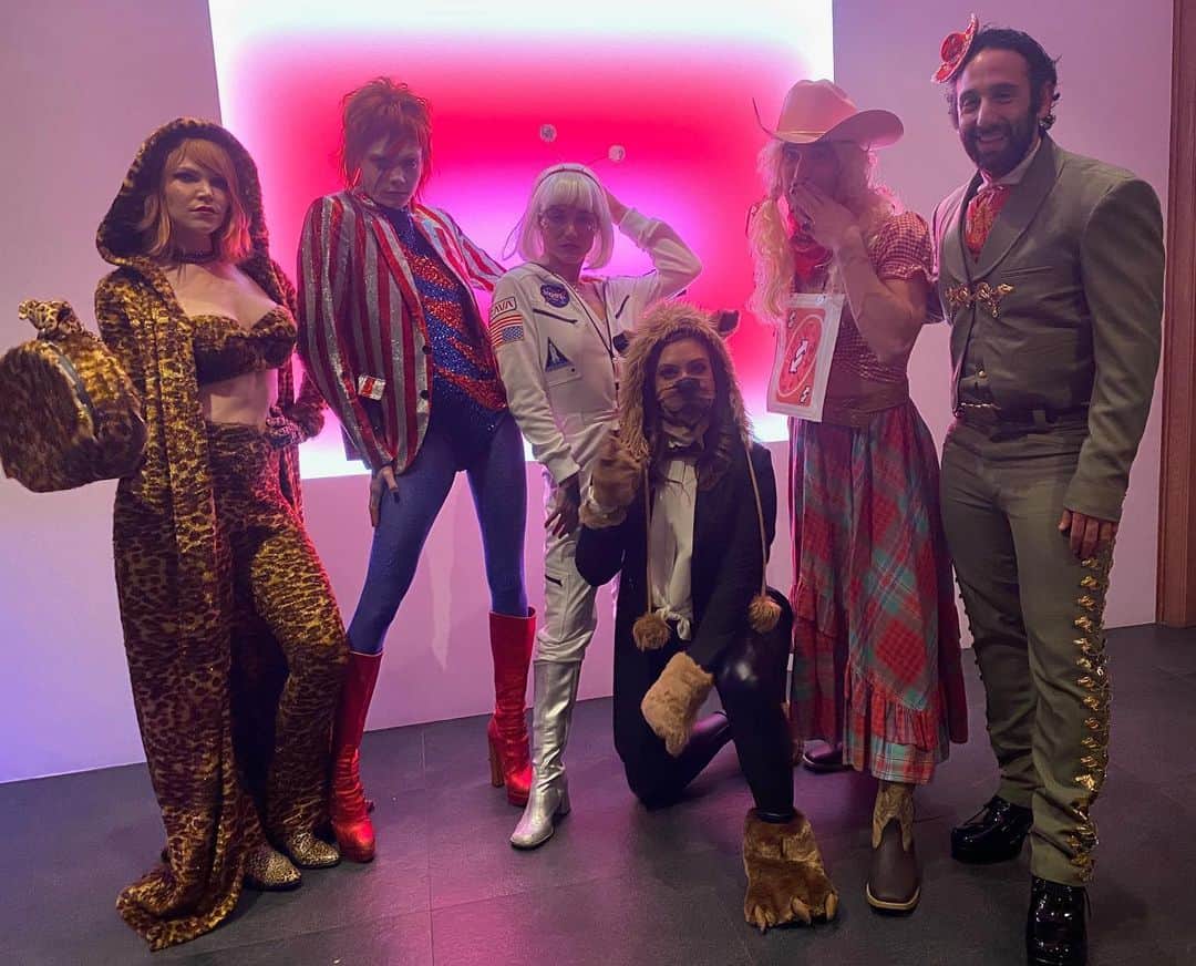 カーラ・デルヴィーニュのインスタグラム：「Trick or treat」