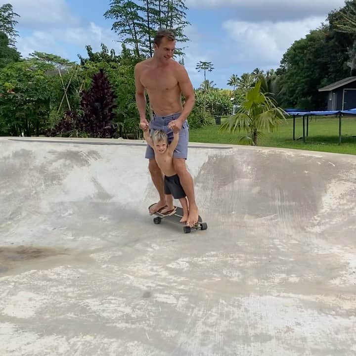 Bethany Hamiltonのインスタグラム：「Rad dad alert 🙌🏾😍🔥 Sooo Adam is gonna start a Vlog series! Check out our YouTube channel (TheBethanyHamilton) & subscribe because his #HubbyCam vlog is gonnna be super cute and rad!  Adam is so much fun to share life with; he is a beautiful blend of fun, adventurous, tender, challenging, thoughtful and much more than words could put!!! Not to mention his awesome dadness and how sweet a hubby he is😎 First episode of the “Hubby cam” is on our YouTube. Link in bio.」