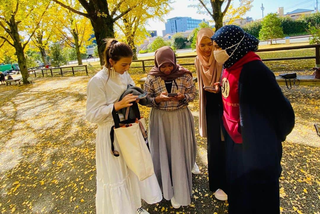 スザンヌさんのインスタグラム写真 - (スザンヌInstagram)「熊本県庁前の銀杏並木を見に行ってきたよ💛💛💛﻿ ﻿ 黄色い絨毯。﻿ チラチラ舞うイチョウ。﻿ ポカポカお天気。﻿ 同じく写真を撮りに来てた﻿ インドネシアのお友達🇮🇩まで出来た。﻿ 改めてSNSの素晴らしさを知る。﻿ ﻿ #エモい写真 ﻿ ←（なにそれw）を幼なじみのカメラが上手なまいちゃんゆいちゃんが撮ってくれたよ♡﻿ おかげでニットはイチョウだらけです、はい🧶﻿ @maicam1207 ﻿ @yuijk422 ﻿ ﻿ 小学校の頃は田んぼをふたつ挟んでお隣さんだったふたり。﻿ 遅刻魔だったわたしを見捨てずいつも待ってくれてたふたり。変わらず今も優しい。だいすきだ！！﻿ ﻿ ﻿ 今日は金曜日だっ。はやっ﻿ ﻿ すてきないちにちを。」11月13日 7時49分 - suzanneeee1028
