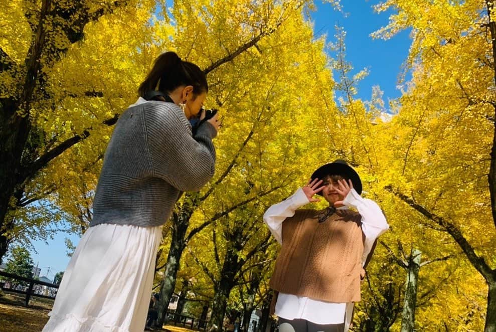 スザンヌさんのインスタグラム写真 - (スザンヌInstagram)「熊本県庁前の銀杏並木を見に行ってきたよ💛💛💛﻿ ﻿ 黄色い絨毯。﻿ チラチラ舞うイチョウ。﻿ ポカポカお天気。﻿ 同じく写真を撮りに来てた﻿ インドネシアのお友達🇮🇩まで出来た。﻿ 改めてSNSの素晴らしさを知る。﻿ ﻿ #エモい写真 ﻿ ←（なにそれw）を幼なじみのカメラが上手なまいちゃんゆいちゃんが撮ってくれたよ♡﻿ おかげでニットはイチョウだらけです、はい🧶﻿ @maicam1207 ﻿ @yuijk422 ﻿ ﻿ 小学校の頃は田んぼをふたつ挟んでお隣さんだったふたり。﻿ 遅刻魔だったわたしを見捨てずいつも待ってくれてたふたり。変わらず今も優しい。だいすきだ！！﻿ ﻿ ﻿ 今日は金曜日だっ。はやっ﻿ ﻿ すてきないちにちを。」11月13日 7時49分 - suzanneeee1028