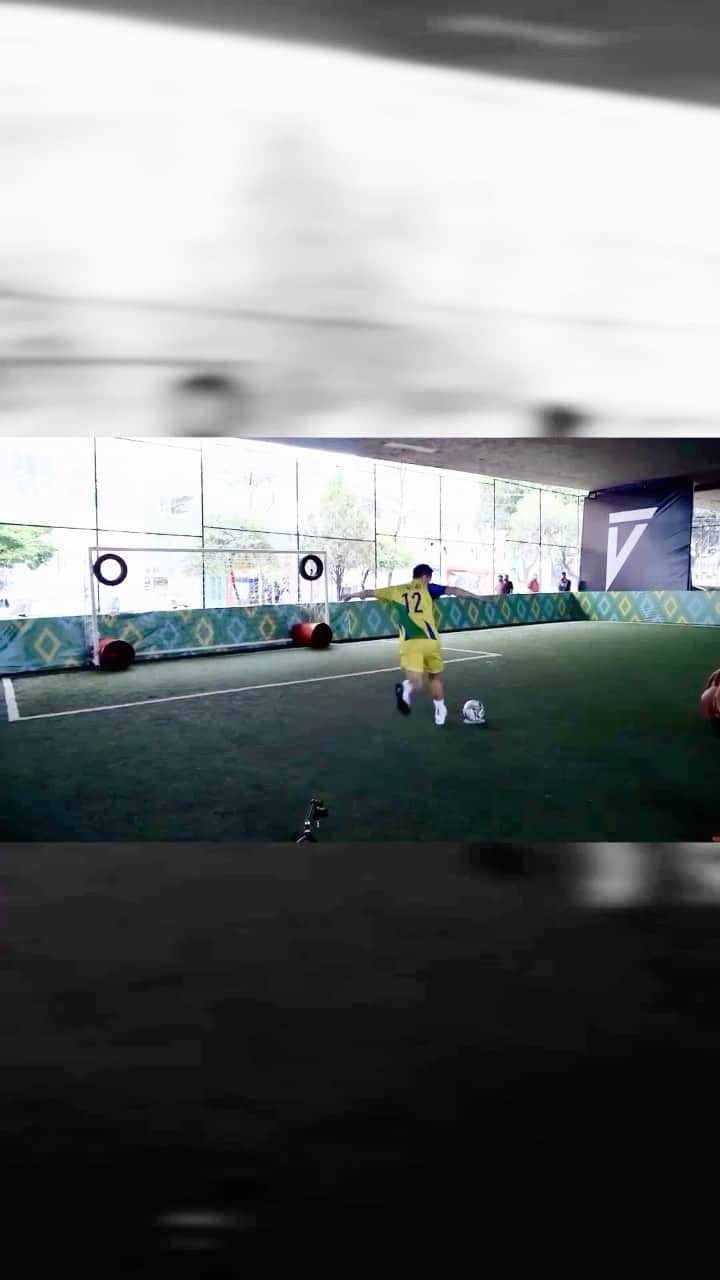アレッサンドロ・ローザ・ヴィエイラのインスタグラム：「LINK NO STORIES-   Vídeo novo no @canal_falcao12   Última bola, pediram pra eu ir de letra na certeza que ia errar 😂😂 ✅ - @nataliaguitler @lucaneta10 @fred @juninhomanella」