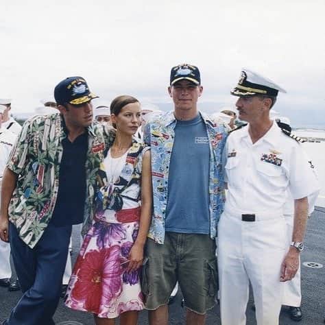 レインスプーナーのインスタグラム：「Throwback Spooner style with Ben Affleck, Kate Beckinsale and Josh Hartnett during a break from filming Pearl Harbor back in 2002.   #spoonerstyle #reynspooner #alohashirt #hawaii #pearlharbor #tbt #throwbackthursday」
