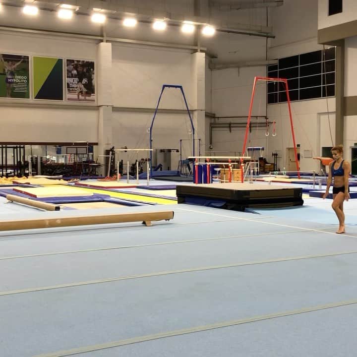 ジャジ・バルボサのインスタグラム：「#stepbystep 💙💛💚 #gymlife #gymnastics #chalkgirl @timeflamengo @flamengo @cbginastica @timebrasil」