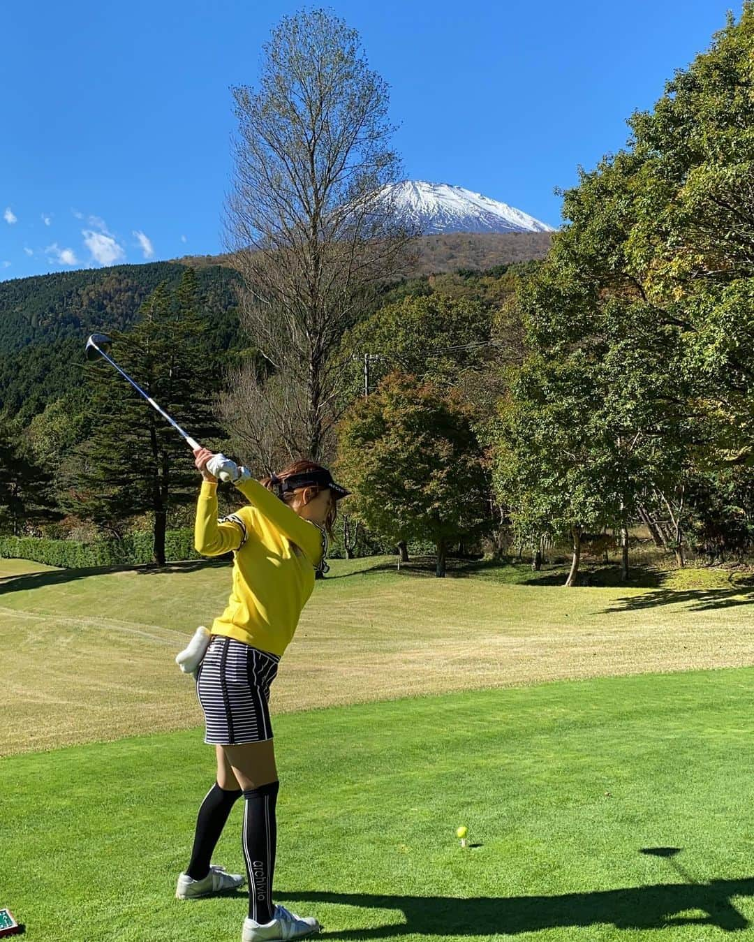 あやごるふのインスタグラム：「絶景🗻Movie特集❤️﻿ ﻿ ﻿ 前の投稿にもあった通り、﻿ 理加ちゃんとは1st、2ndともに同じ所へ行きます。﻿ 1stに関しては7割以上🤪﻿ 5枚目はまだ前半なので感動してます…。﻿ ﻿ @kagosaka.g.c_golf  毎ホールごとに超絶絶景で﻿ もう、本当に最高だった〜〜〜🗻🙌💞﻿ ﻿ でも、グリーンがめちゃくちゃ難しくて9割3パット😂﻿ ﻿ 6枚目見てもらうと分かるかな〜？﻿ ﻿ 7枚目の最後のブツクサ言いながらフェードアウトしてくのジワる。笑﻿ ﻿ ﻿ ﻿ ﻿ ﻿ ﻿ #golfnetwork #golf #golfswing #golfwang #reginagolf  #golfgirls #instagolf #golfstagram #ゴルフ #ゴルフ女子 #ゴルファー #ゴルフ好き #ゴルフ部 #ゴルフ動画 #ゴルフ練習 #ゴルフコーデ #골프 #ゴルフスイング #ゴルフ大好き #ゴルフ好きな人と繋がりたい #ゴルフばか #golflife #golfgirl #不動産投資 #골프 #골프웨어 #골프스타그램 #해외여행 #예쁘다 #다이어트」