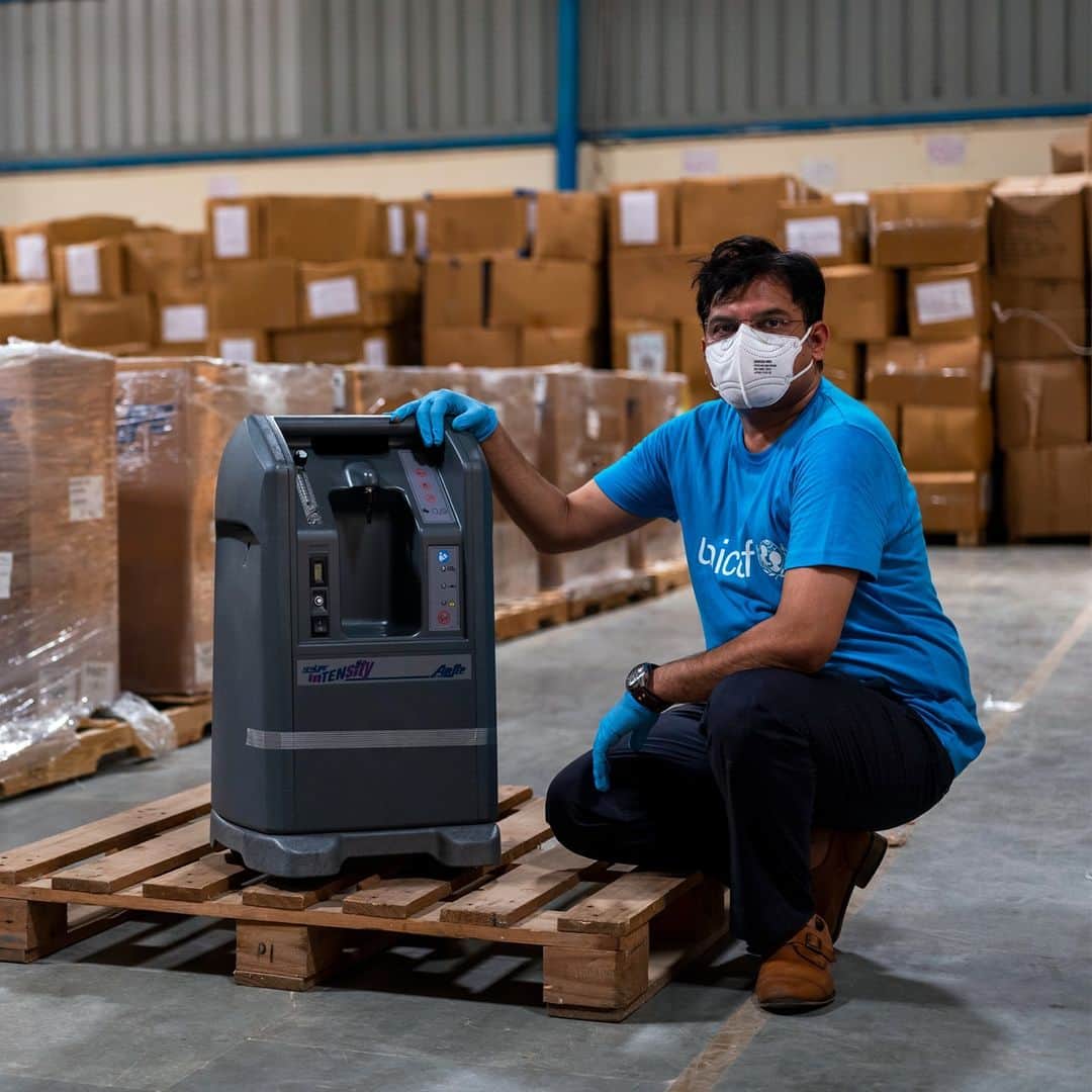 unicefさんのインスタグラム写真 - (unicefInstagram)「This device is a life-saver for people with severe cases of COVID-19 and for children battling pneumonia. It’s an oxygen concentrator - a portable unit that takes in air from the environment, removes nitrogen and produces a continuous source of oxygen for patients who are struggling to breath. We’re proud to supply solutions like this to over 90 countries.  #WorldPneumoniaDay #EveryBreathCounts © UNICEF/UNI370564/Vishwanathan」11月13日 8時10分 - unicef