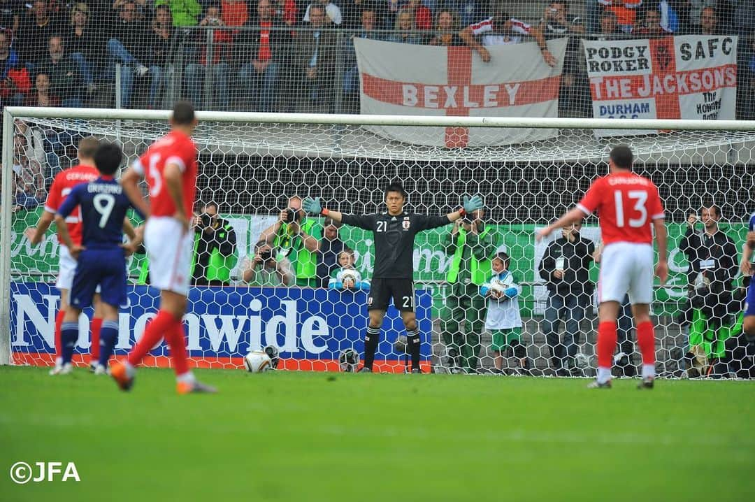 川島永嗣さんのインスタグラム写真 - (川島永嗣Instagram)「10 years ago.   One match changed all my life.   Before the World Cup 2010.  Friendly match against England.   So delighted to be back at same stadium @sksturm with national team after 10years.   10年前。どの国のどのスタジアムでこの試合をプレーしたか。  そんな事を知る余裕なんて全くなかった。  ただ目の前の与えられたチャンスを掴み取る事に全力で望んでいた。  10年経った今。また日本代表で同じオーストリアのグラーツのスタジアムに戻って来れて何だか感慨深い。  明日はパナマ戦！！  #10years#ago#against#englad#game#changed#my#life#10年間#イングランド戦#2010年#南アフリカW杯#親善試合#日本代表#サムライブルー」11月13日 8時15分 - eijikawashima01