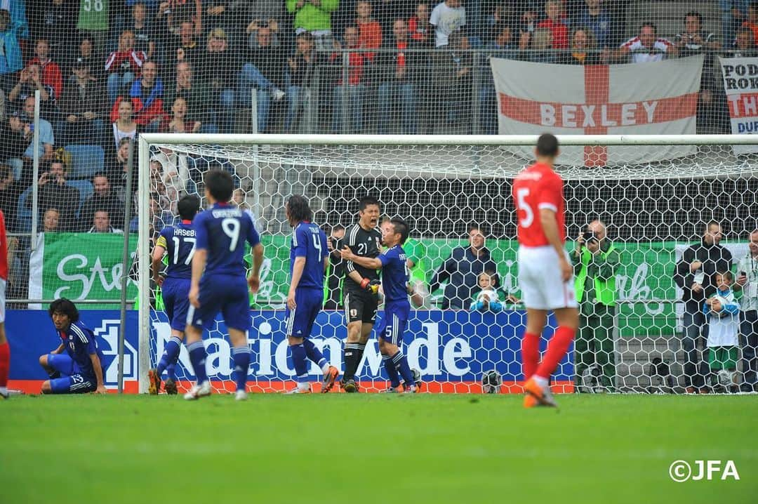 川島永嗣さんのインスタグラム写真 - (川島永嗣Instagram)「10 years ago.   One match changed all my life.   Before the World Cup 2010.  Friendly match against England.   So delighted to be back at same stadium @sksturm with national team after 10years.   10年前。どの国のどのスタジアムでこの試合をプレーしたか。  そんな事を知る余裕なんて全くなかった。  ただ目の前の与えられたチャンスを掴み取る事に全力で望んでいた。  10年経った今。また日本代表で同じオーストリアのグラーツのスタジアムに戻って来れて何だか感慨深い。  明日はパナマ戦！！  #10years#ago#against#englad#game#changed#my#life#10年間#イングランド戦#2010年#南アフリカW杯#親善試合#日本代表#サムライブルー」11月13日 8時15分 - eijikawashima01