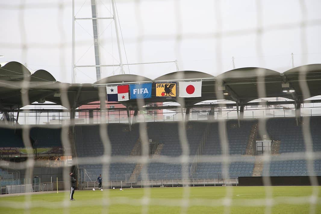 川島永嗣さんのインスタグラム写真 - (川島永嗣Instagram)「10 years ago.   One match changed all my life.   Before the World Cup 2010.  Friendly match against England.   So delighted to be back at same stadium @sksturm with national team after 10years.   10年前。どの国のどのスタジアムでこの試合をプレーしたか。  そんな事を知る余裕なんて全くなかった。  ただ目の前の与えられたチャンスを掴み取る事に全力で望んでいた。  10年経った今。また日本代表で同じオーストリアのグラーツのスタジアムに戻って来れて何だか感慨深い。  明日はパナマ戦！！  #10years#ago#against#englad#game#changed#my#life#10年間#イングランド戦#2010年#南アフリカW杯#親善試合#日本代表#サムライブルー」11月13日 8時15分 - eijikawashima01