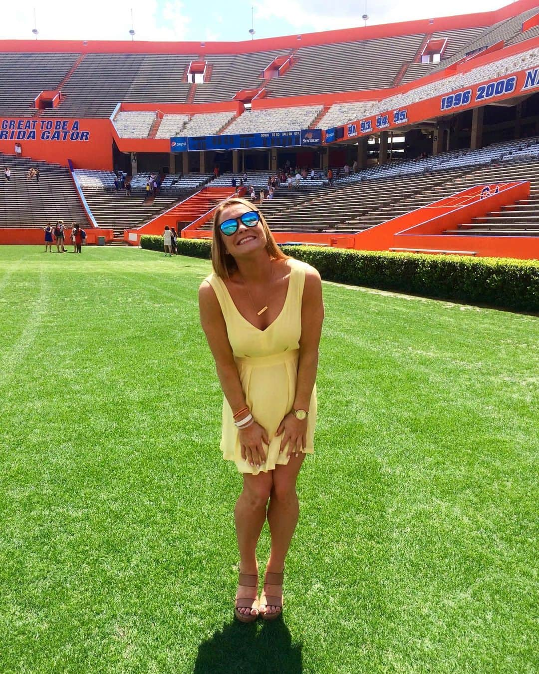 ブリジェット・スローンさんのインスタグラム写真 - (ブリジェット・スローンInstagram)「Thinking back to simpler times when I was posing on the football field and my biggest stress was deciding what dress to wear for graduation 😩 #tbt #gogators」11月13日 8時15分 - bridgetsloan