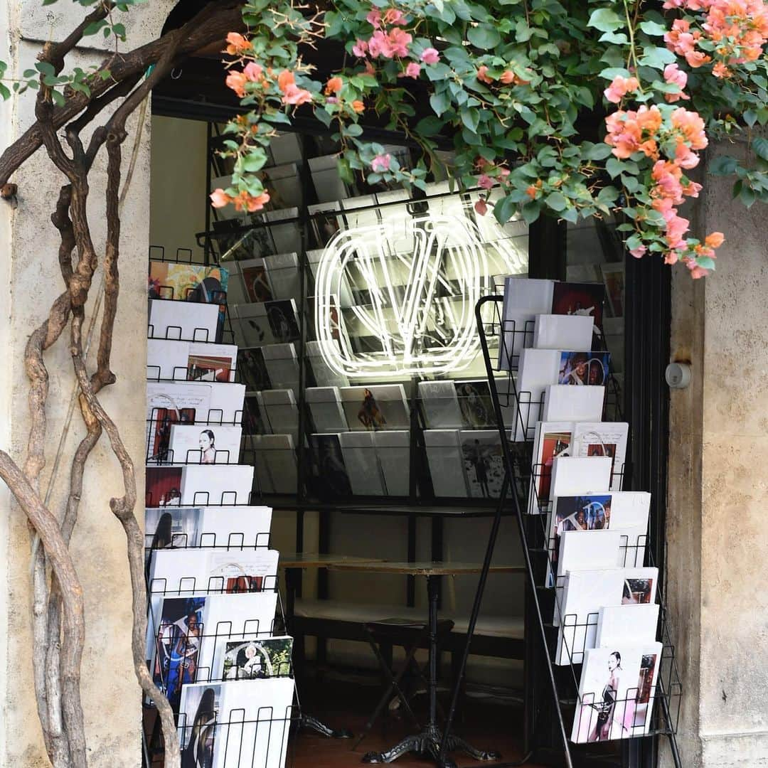 Valentinoさんのインスタグラム写真 - (ValentinoInstagram)「For the launch of the #VLogoSignature book, the Maison has partnered with book stores and kiosks worldwide for special installations. In Rome, find the book at the San Lorenzo in Lucina Newsstand and at the Piazza Madonna dei Monti Newsstand until November 15th. In Milan, visit the Corso Genova Newsstand to find the book until November 15th.」11月13日 8時11分 - maisonvalentino