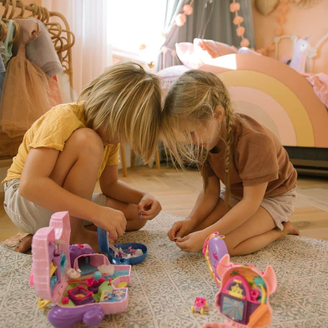 Amber Fillerup Clarkさんのインスタグラム写真 - (Amber Fillerup ClarkInstagram)「Who remembers Polly Pocket?! They used to be my favorite when I was a kid and now my kids love them #ad 😍 they have so many fun themed compacts and bigger sets - the compacts are fun to take along on road trips or out and about too! @mattel #pollypocket」11月13日 8時12分 - amberfillerup