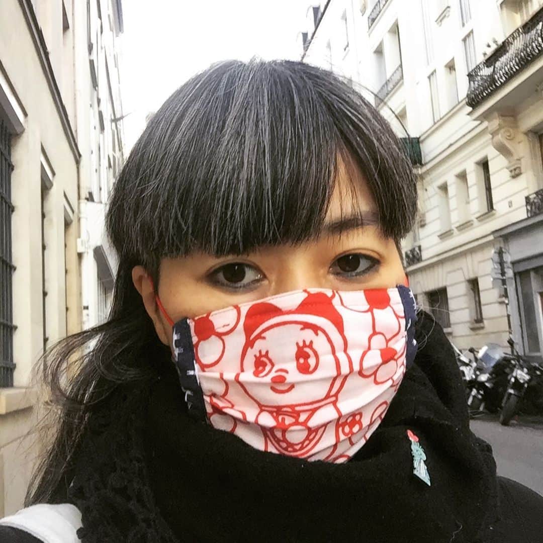 大森美希さんのインスタグラム写真 - (大森美希Instagram)「Thanks Ruri @tenuguiart , my friend in New York. She made Doramichan🎀 (Doraemon’s Sister) x Pears🍐 Tenugui Reversible Mask, and sent it to me ! So happy to receive it ! 😷  Pleated 2-layers tenugui mask with a pocket for PM2.5 activated carbon filter included.  Please feel free to email her: info@wuhaonyc.com if you are interested in custom-made tenugui mask.   ニューヨークの友人、琉璃さん @tenuguiart が私のためにドラミちゃん x 梨の実柄の伝統的な梨園染手拭いでリバーシブルマスクを手作りしてパリまで送ってくれました！琉璃さんの優しさに感謝！  縫製もしっかりとしていて、鼻の部分にワイヤーもカーボンのフィルターもゴムのアジャスターまで付いている、すごく丁寧な作りの手拭いマスク😷  パーソナルオーダーも出来るそうなので興味のある方は info@wuhaonyc.com まで。  #tenugui #tenuguimask #nyc #newyork #custummade #doramichan #doraemon #manga #dessinanimé #bandedessinée #tokyo #facemask #paris #selfie #fashion #手拭い #てぬぐい #手拭いマスク #マスク #ニューヨーク #パリ #セルフィー #パリ生活 #かりあげ女子 #ドラえもん #ドラミちゃん #パリ散歩 #ファッション #梨園染 #オーダーメイド」11月13日 8時17分 - mikiomori_