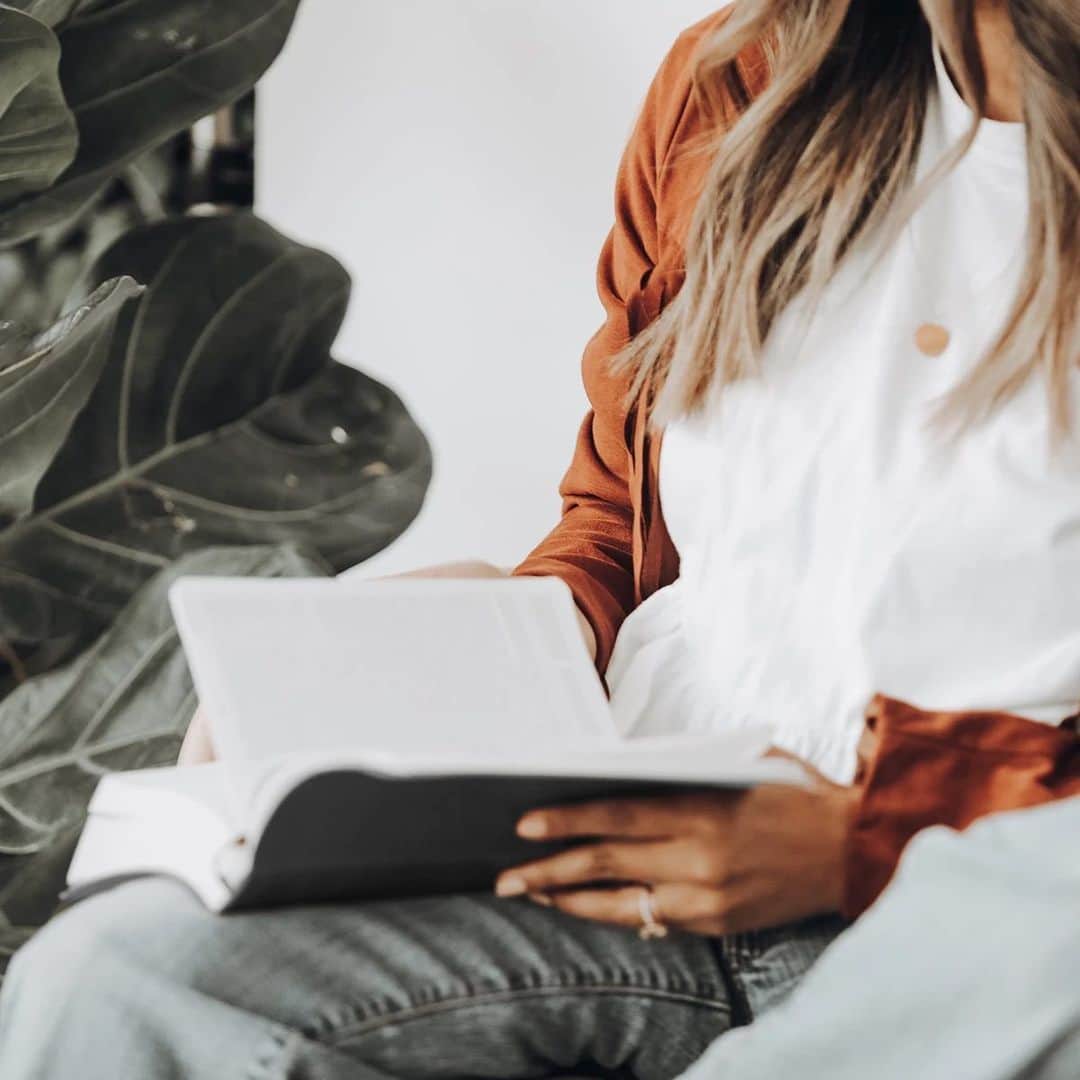 ボトキエのインスタグラム：「Introducing Botkier’s little black book • your ultimate guide to navigating fall in #nyc • guaranteed to spark a little adventure (and #style 👉🏼 swipe through) even in a mask 🖤」