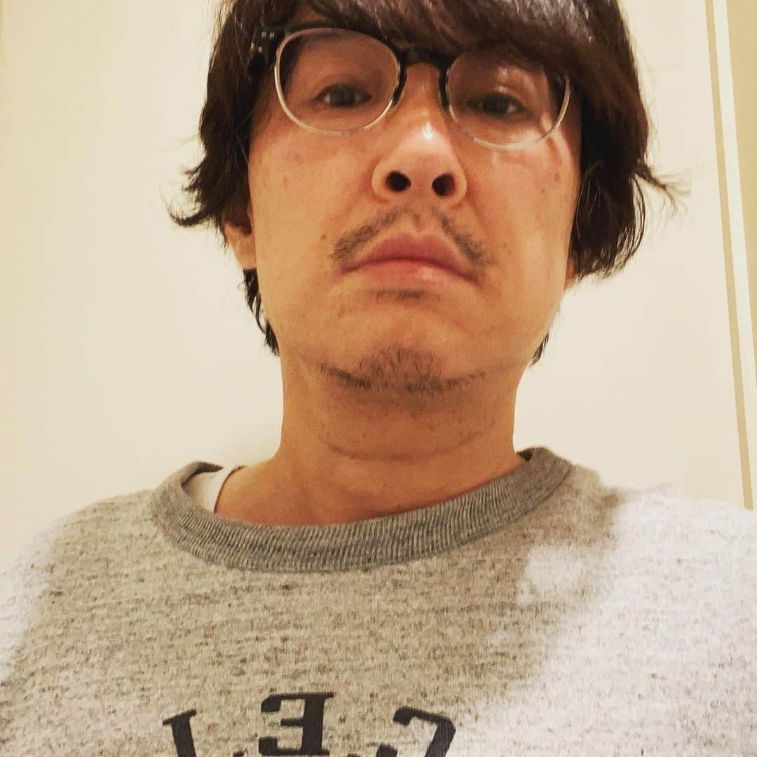 浅田信一のインスタグラム：「おはよう。  インナーにTシャツを着てスウェットを重ね着するといつも首元左側だけTシャツが出ちゃうのなんでだろー。  #体が曲がってるのかな #出るなら左右均等に出て欲しい #このスウェット20年くらい着てる #髪伸ばしてる #またすぐ切ると思うけど #疑問があると心の中でなんでだろーって歌っちゃうのなんでだろう」