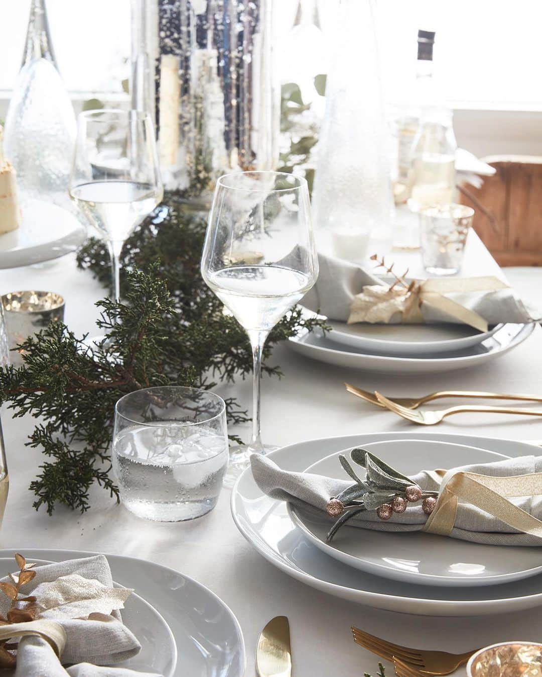 west elmさんのインスタグラム写真 - (west elmInstagram)「What's your holiday table style? 1-2-3-4? Let us know in the comments below 👇 and tap each pic for shopping details. Link in bio to shop all holiday entertaining essentials!」11月13日 8時41分 - westelm