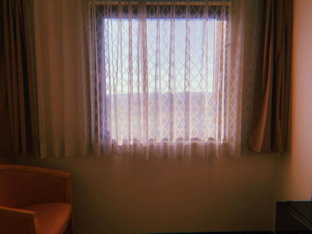 春日潤也さんのインスタグラム写真 - (春日潤也Instagram)「光がとても気持ちが良い朝☀️ 古いビジネスホテルですがなかなか良かったなー🥳 撮影行ってきますーー✌️  #ビジネスホテル」11月13日 8時40分 - junya_kasuga