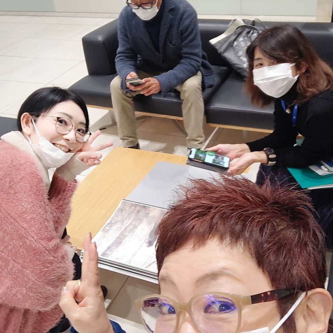 菊田あや子さんのインスタグラム写真 - (菊田あや子Instagram)「TBS11階cafeでLunch🍴 🍝写真無くて、出る時にパチリ  感染対策、tableごとに透明板が置かれ、サラダbuffetは小分けされた品々はラップで覆われ🥗  電通さんも会食は禁止💥など、マスコミも十分気を付けてはおりますよね  会いたかった社員👩👩さん、まさかのロビーでバッタリ❗️  私、引きがいい～💪繋げて繋がろう～🌹  あ、いまTBSドラマファンです～ 今夜は【恋する母たち】演者さんがみんな好きな方々なの～👩👩👩👨👨👨  #菊田あや子 #グルメリポーター #テレビリポーター #TBSでランチ #如月音流 #親しいスタッフ #再会できた #繋がろう #透明パーティション #ランチ対策 #buffetの対策 #会食禁止 #古巣TBS #広報活動 #恋する母たち」11月13日 8時36分 - ako.ayakokikuta