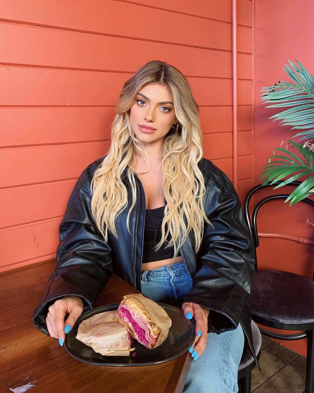 ケルシーのインスタグラム：「tomorrow!!!!! so soon!!!! the turkey rueben special by @surfmesa x @fatherfoods is available friday n saturday and i swear it’s rly fuckin good so u don’t wanna miss it!!!!」