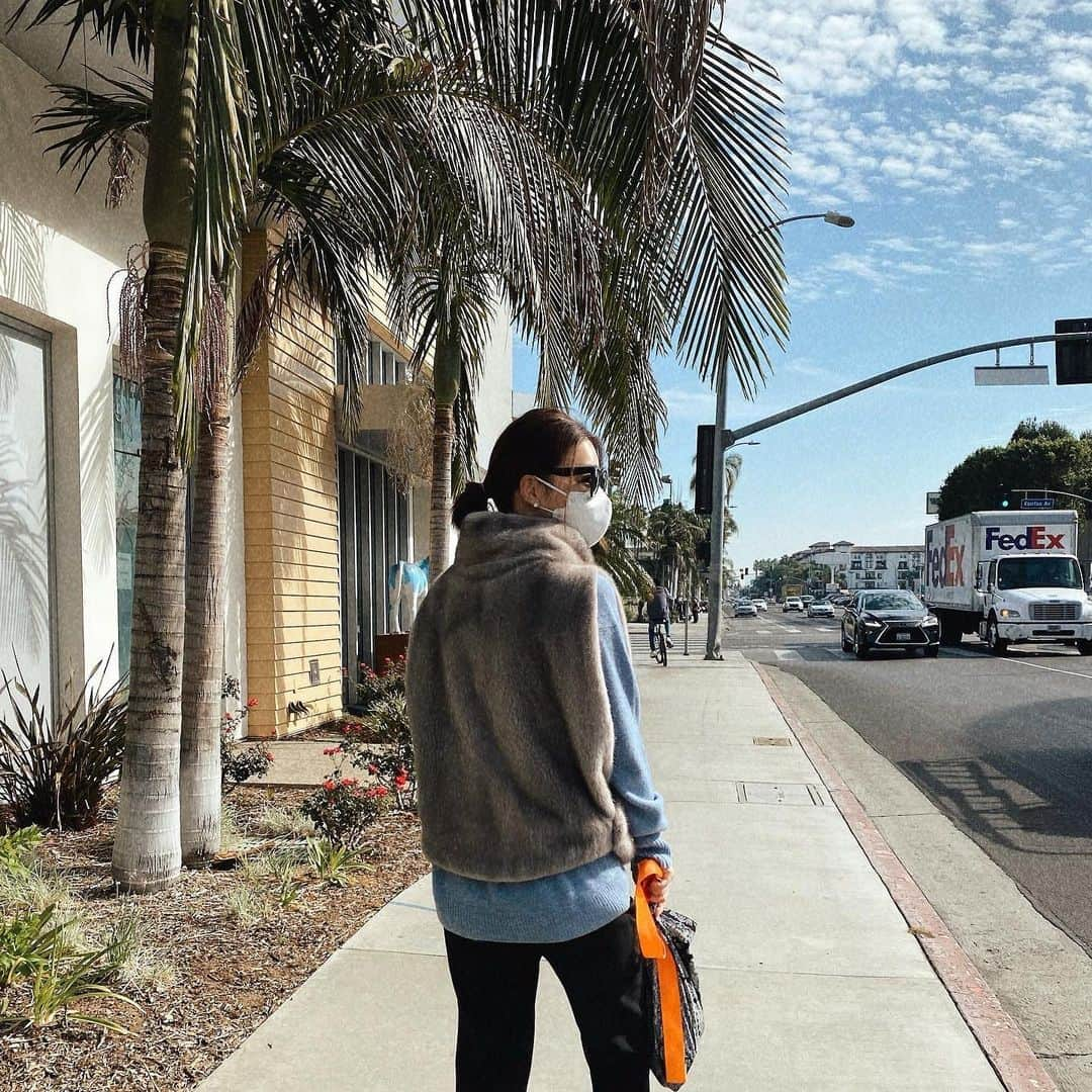 パク・ウンジさんのインスタグラム写真 - (パク・ウンジInstagram)「💙🌴 블루성애자 #전생에스머프 ㅋ  #losangeles #LA #은자언니ootd #ootd」11月13日 8時43分 - egeeparkcom