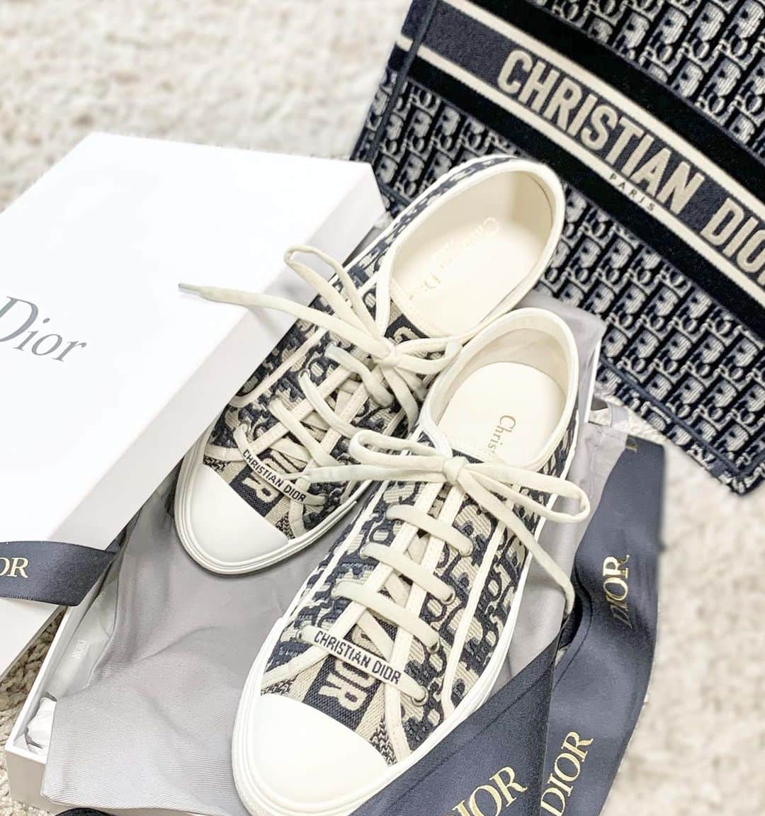 井上麻衣さんのインスタグラム写真 - (井上麻衣Instagram)「Dior new shoes & bag.  オブリークを揃えたくて、、、 シューズは紐を変えると雰囲気が変わって良い💕  . . . . #new#sneakers #dior#diorbag #diorshoes #birthday#birthdaypresent  #thankyou #giveme  #プレゼント#誕生日#誕生日プレゼント #誕プレ#ありがとう#嬉しい #ディオール#ディオールバッグ #ディオールシューズ  #ディオールスニーカー#diorスニーカー #オブリーク#キャンバストート」11月13日 8時58分 - mai_inoue