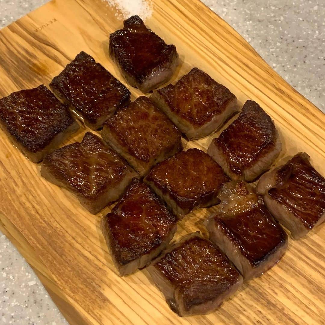 福井晶一さんのインスタグラム写真 - (福井晶一Instagram)「とっても美味しいお肉をいただきました！  ほっぺが落ちました☺️  ありがとうございます！  #tokyocowboy  #黒毛和牛 #誕生プレゼント」11月13日 8時52分 - shoichi.fukui