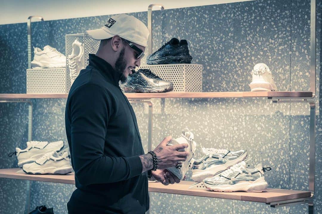 カーメロ・アンソニーのインスタグラム：「Fashion always tells a story. What's your footwork saying? #TBT #STAYME7O」