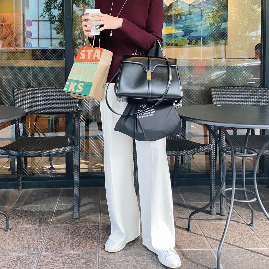 美生のインスタグラム：「昨日のコーデ♡﻿ ﻿ ﻿ キレイめにスニーカーが﻿ めちゃすき☕️﻿ ﻿ 久しぶりにスタバ行ったら﻿ クリスマス仕様に🎄﻿ ﻿ ﻿ #machatt﻿ #zara﻿ #starbucks」