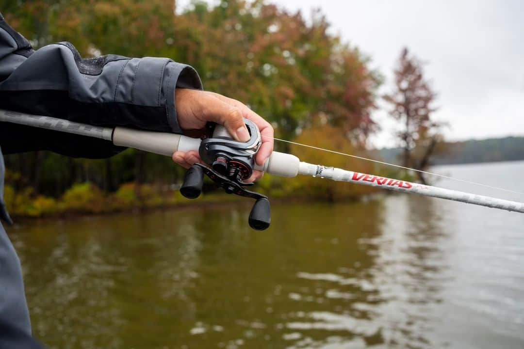 アブガルシアさんのインスタグラム写真 - (アブガルシアInstagram)「One of our most versatile reels, the Revo AL-F is a perfect teammate when it comes to tackling fall fishing. From heavy football jigs to light jerkbaits, the Revo AL-F provides you the lightweight and dependable platform you need to put fish in the boat. #AbuGarcia #ALF #Fish2Win」11月13日 9時00分 - abugarcia_fishing