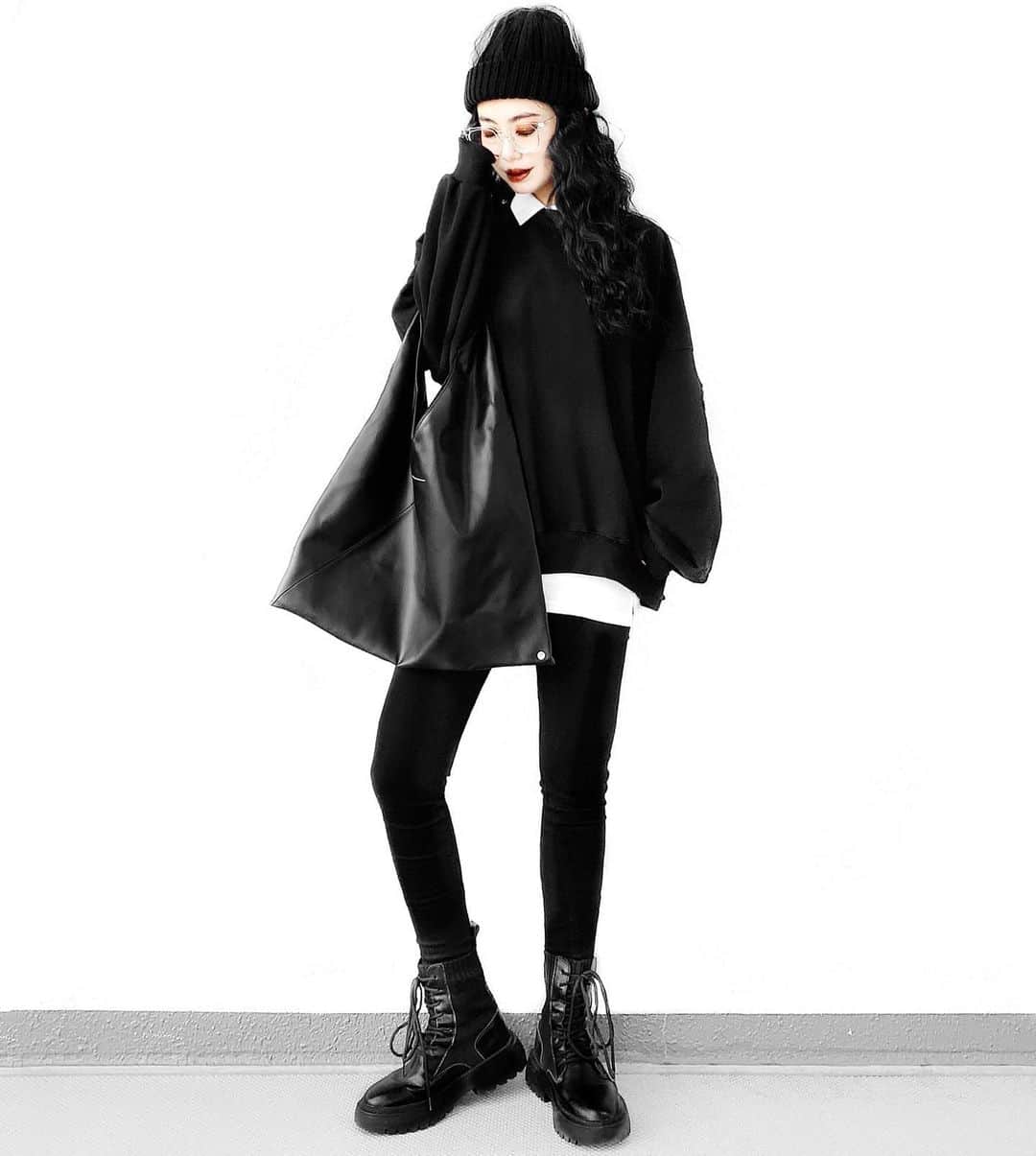 lve_xxxxのインスタグラム：「.﻿ .﻿ ﾚｲﾔｰﾄﾞしまくり。﻿ ﻿ 付け襟にﾀﾝｸﾄｯﾌﾟにｽｳｪｯﾄ﻿ 絶対に脱げないﾚｲﾔｰﾄﾞｽﾀｲﾙ😂爆﻿ ﻿ やっかし暑くて﻿ 上着がいらないんだが……﻿ ﻿ outer買ったんに全く着れる﻿ 気配を感じない←﻿ ﻿ 周り見渡すと﻿ 厚手の羽織とか羽織ってる人いるから﻿ 温度差さな。﻿#ゆらぎ世代 手前﻿ ﻿ ﻿ 本日はLVEU.撮影﻿ きばってきまーす！📸✧﻿ ﻿ ﻿ ｺｰﾃﾞｱｲﾃﾑ詳細は﻿ WEARをご覧くださいませ。﻿ ﻿ WEAR ： lvexxxx ﻿ 💻 https://wear.jp/sp/lvexxxx/﻿ ﻿ －－－－－－－－－－－－－－－－－－﻿ ﻿ 📢ｺﾒﾝﾄ頂ける際は、﻿ 最新投稿にお願い致します。﻿ ﻿ 過去投稿に頂いた際、気がつかない事もあり﻿ お返事致しかねる場合が御座います🙇‍♀ ️﻿ ﻿」