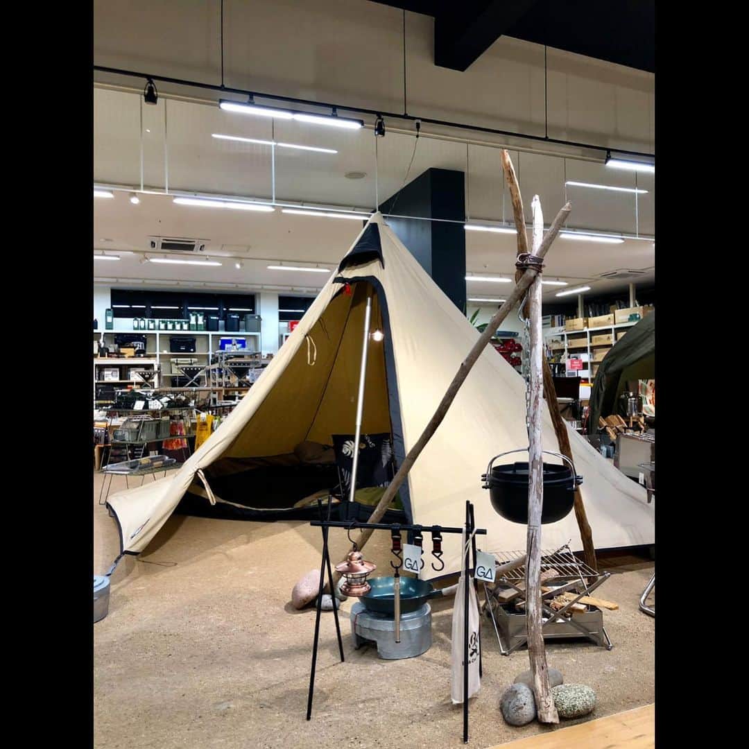 のインスタグラム：「【ローベンス⛺️お取扱い開始❗️】デンマーク発でユーロ圏では支持率が高く、ギャランティカード等品質も保証されているテントブランドです❗️ ⭐︎ただ今、ローベンスの中でも使い勝手が高く、ポリコットンのアウトバックシリーズ、『フェアバンクス』を店内展示中です❗️ * 全く新しいデザインの4人用小型ティピー。アーチ型の大型ウィンドウを備え出入りがしやすく、インナードアと天井部にはメッシュを採用していますので虫などの侵入を防ぐとともに通気性に優れています。 特徴的な後部に向かい流れるようなスタイルは4人が寝るためのスペースを確保しています。 ティピーでありながらぎりぎりまでロープロファイルに設計したことで空間の快適性を損なうことなく最大風速168km/hにも耐えうる強靭なテントに仕上がっています。 アウター素材には独自開発のポリコットンを採用。通気性に優れ、夏は涼しく冬は暖かい通年使用可能なティピーです。 * ⚠️こちらの商品はただ今、入荷数少量のため店頭のみの販売とさせていただきます。ご了承くださいませ。 * ■メーカー : ROBENS ■品名：フェアバンクス ■素材：ハイドロテックスポリコットン 35%コットン／65%ポリエステル ■グラウンドシート：一体式、210Tオックスフォード 100% ポリエステル（耐水圧10000mm） ■ポール：アルミセンターポール 36.9-47.5mm ■収納サイズ：77 × 20cm ■重量：9.1kg ■就寝人数：4人 ■税抜価格：80,000円 * 詳しくはダイレクトメールにてお問い合わせください！ →→→ @thegate.camp * * SUNDAY MOUNTAIN ■THE GATE by SUNDAY MOUNTAIN 福井県福井市定正町1216 TEL 0776-97-8848 * 営業時間：11:00~19:00(水曜定休） ＝＝＝＝ * #THEGATEbySUNDAYMOUNTAIN #THEGATE_CAMP  #sundaymountain #サンデーマウンテン #アウトドア #アウトドアショップ #アウトドアファッション #キャンプ #キャンプギア #ハイキング #福井  #パタゴニア　 #ノースフェイス　 #アークテリクス　 #スノーピーク  #コールマン　 #ユニフレーム #フーディニ　 #アンドワンダ ー #ティートンブロス　 #グラミチ　 #グリップスワニー　 #山と道 #paypay #ROBENS #ローベンス  #ティピー　 #店頭のみ販売」