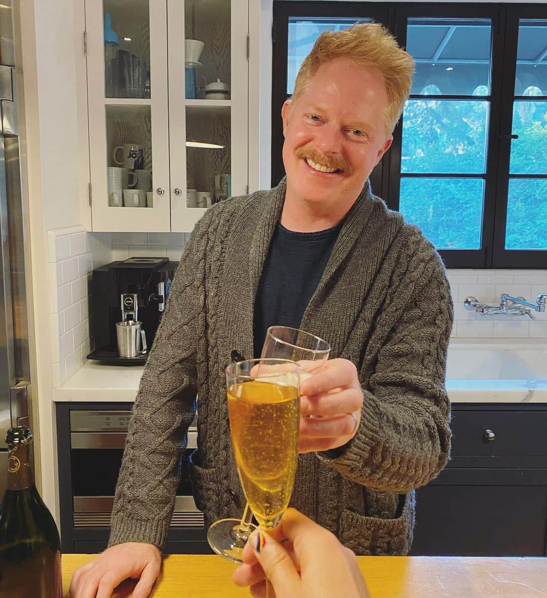 ジェシー・タイラー・ファーガソンのインスタグラム：「CHEERS! Almost two years; that’s how long @juliebethtanous & I have been working on our @foodbetweenfriends cookbook. And today, we turned it in to the editor. We’re done! Whew. What a journey. It feels really incredible to be finished. Out March 9, 2021. Preorder link in my bio / www.JulieandJesseCook.com」