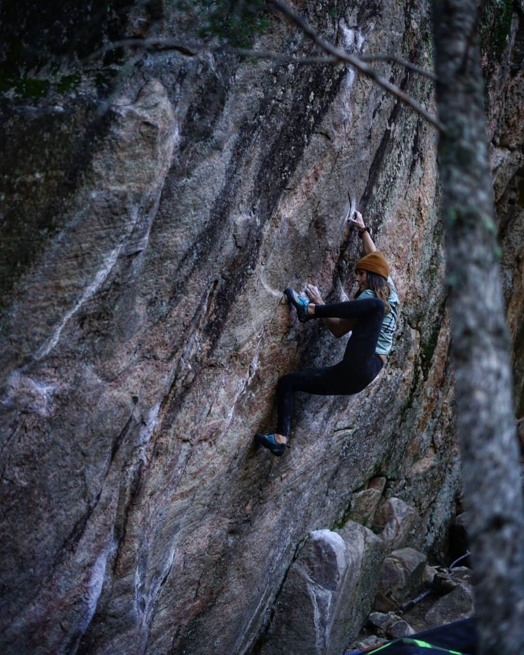 Alexis Mascarenasのインスタグラム：「Unfortunately, this is the beta.  📸 @a.geiman  #climbing #coloradobouldering #newlincreek #climbwithhonor #uselessdomore #organicclimbing #bouldering #highballs」