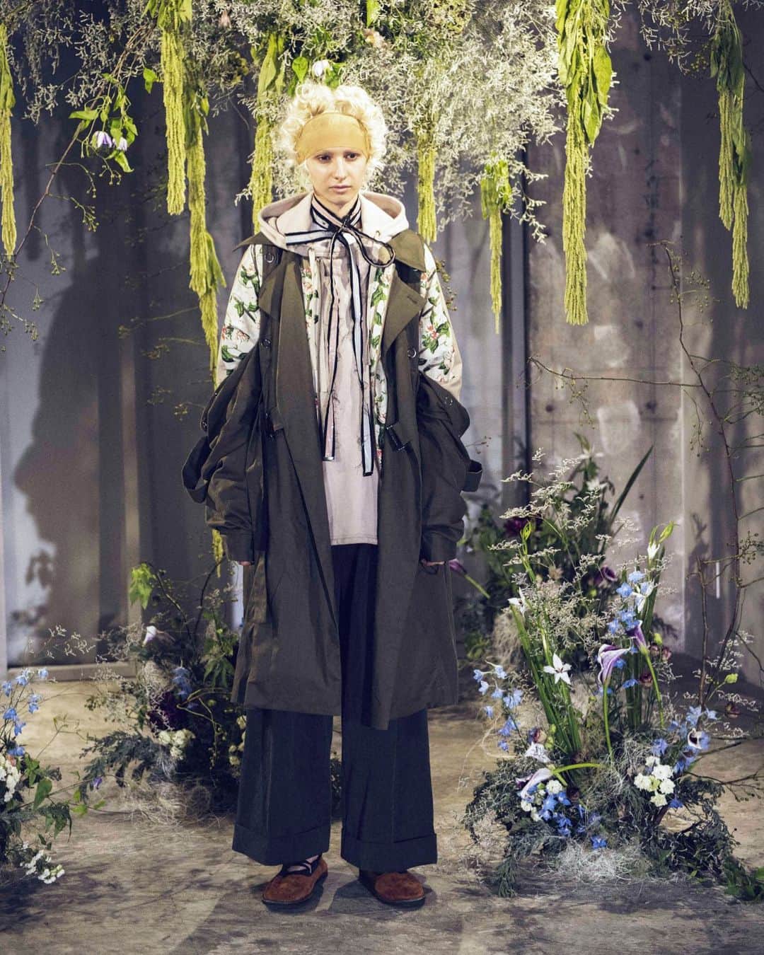 メアグラーティアのインスタグラム：「meagratia SS21 Collection   Pattern maker：@yoshiki_nishioka Stylist：@go_momosee Hair：@mukai_daisuke Makeup：@mie_makeup_artist Flower artist : @yukarisatoflower  MD：@bay_seki Illustration：@87.psd Animation：@co2konishi Music direction：@takumi_rockwell Photographer：Kenichi mui Cinematographer：Ryo Tanaka Producer：Shogo Taguchi Director：@aisukuriiim_cam  #meagratia #ss21 #rakutenfashionweektokyo #flowers #flower #animetion #anime #illustration」