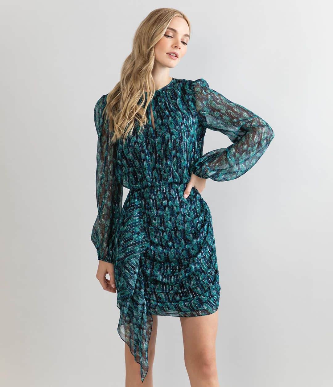 のインスタグラム：「Your next mini moment. Tap now to shop! #shoshanna #minidress #metallic」