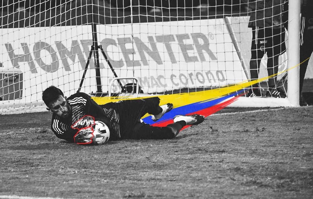 サッカー コロンビア代表チームのインスタグラム：「📸 ¡Con todos los poderes! 💥🧤⚡🎩⚽🥅🛡  ¡Estamos listos! 🔝💪  @kmilov12   #VamosColombia 🇨🇴」