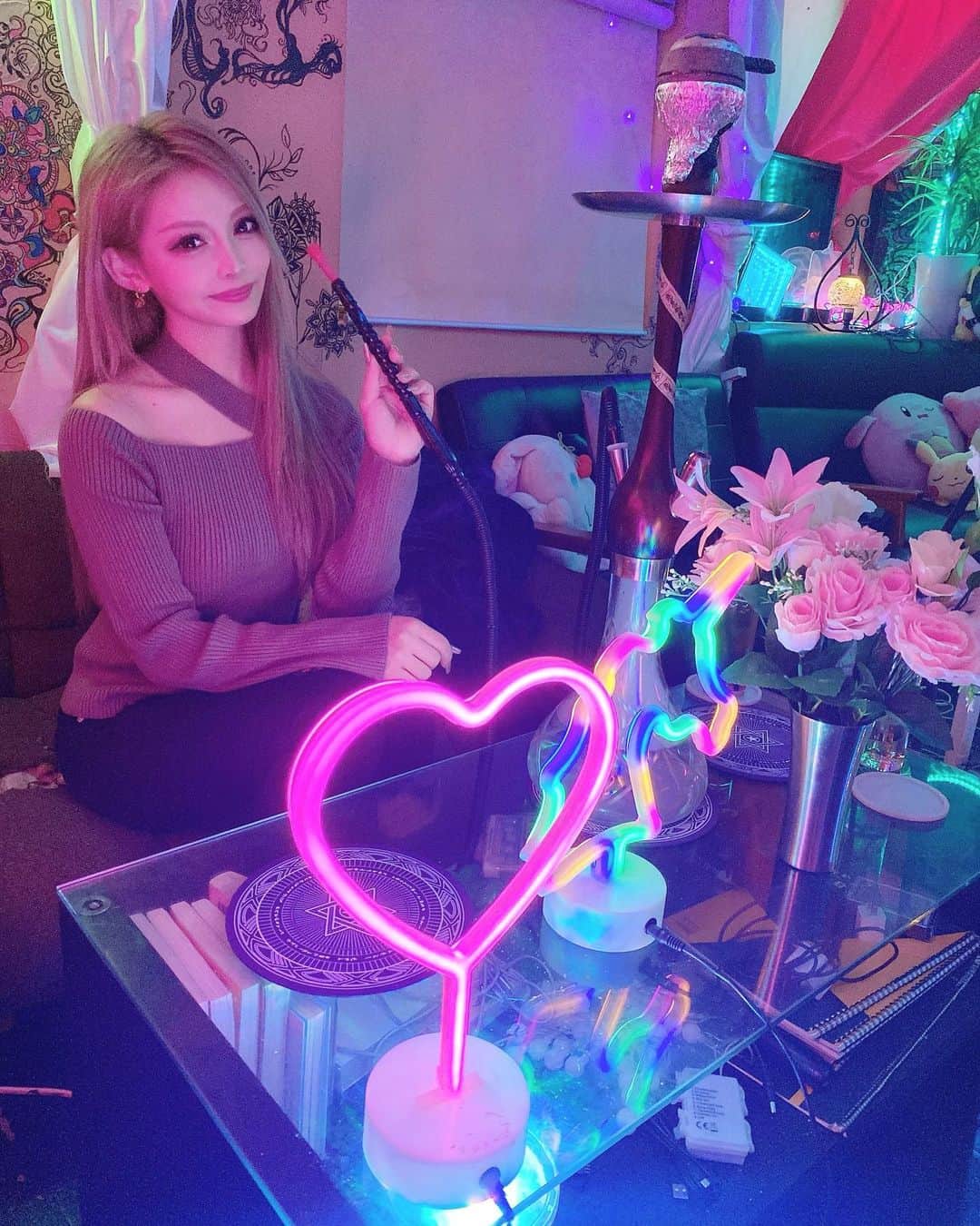 エリカのインスタグラム：「こんな可愛くて落ち着くシーシャ屋さん初めてだった🦩💖🌷﻿ #シーシャ #シーシャバー #シーシャカフェ #バーレスク東京 #六本木 #渋谷 #新宿 #歌舞伎町 #ギャル #ベビギャル #キャバ嬢 #ダンサー #水着 #水着ギャル #ビキニ #burlesque #dancer ﻿」