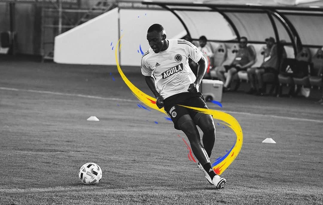 サッカー コロンビア代表チームのインスタグラム：「📸 ¡Con todos los poderes! 💥🧤⚡🎩⚽🥅🛡  ¡Estamos listos! 🔝💪  @jhonlucumi33   #VamosColombia 🇨🇴」
