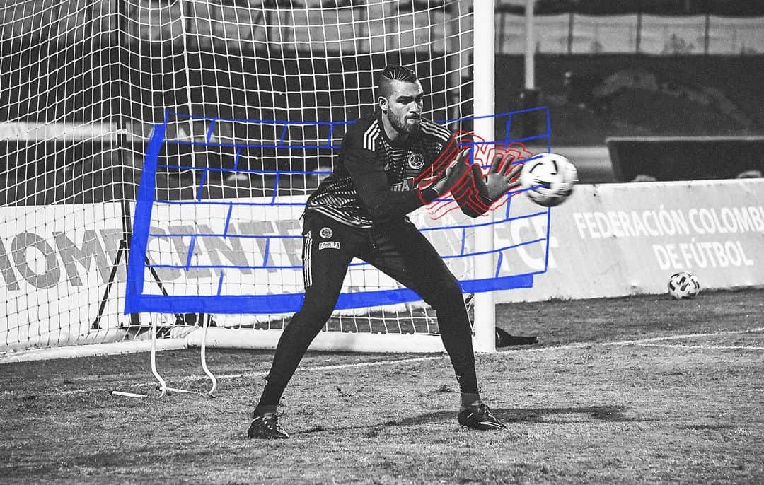 サッカー コロンビア代表チームのインスタグラム：「📸 ¡Con todos los poderes! 💥🧤⚡🎩⚽🥅🛡  ¡Estamos listos! 🔝💪  @alvaromontero1   #VamosColombia 🇨🇴」