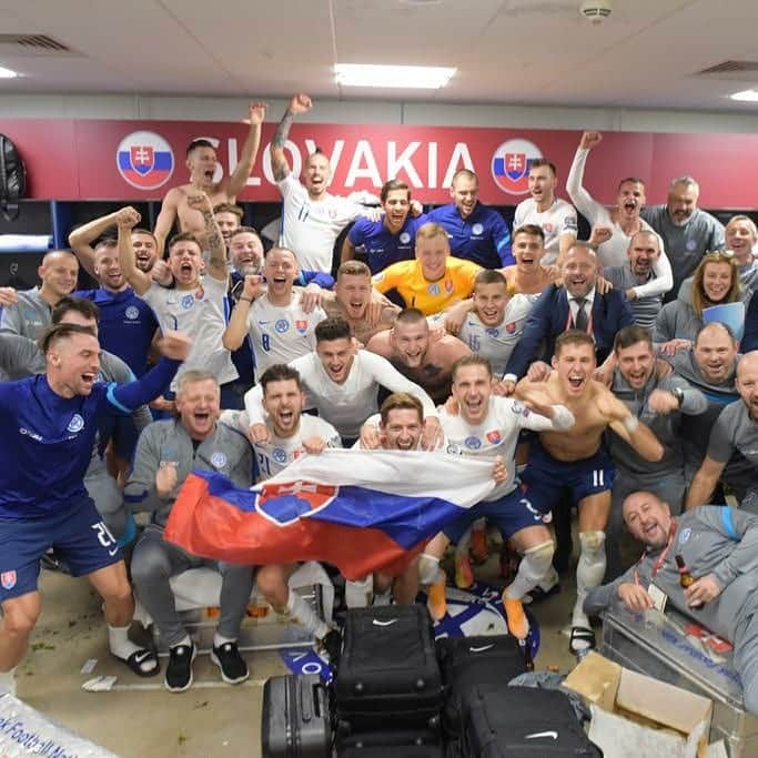 ノルベルト・ジェンベールのインスタグラム：「WE DID IT AGAIN ...🇸🇰💪 #slovakia #euro2021 #slovenskisokoli #vy #curaci」