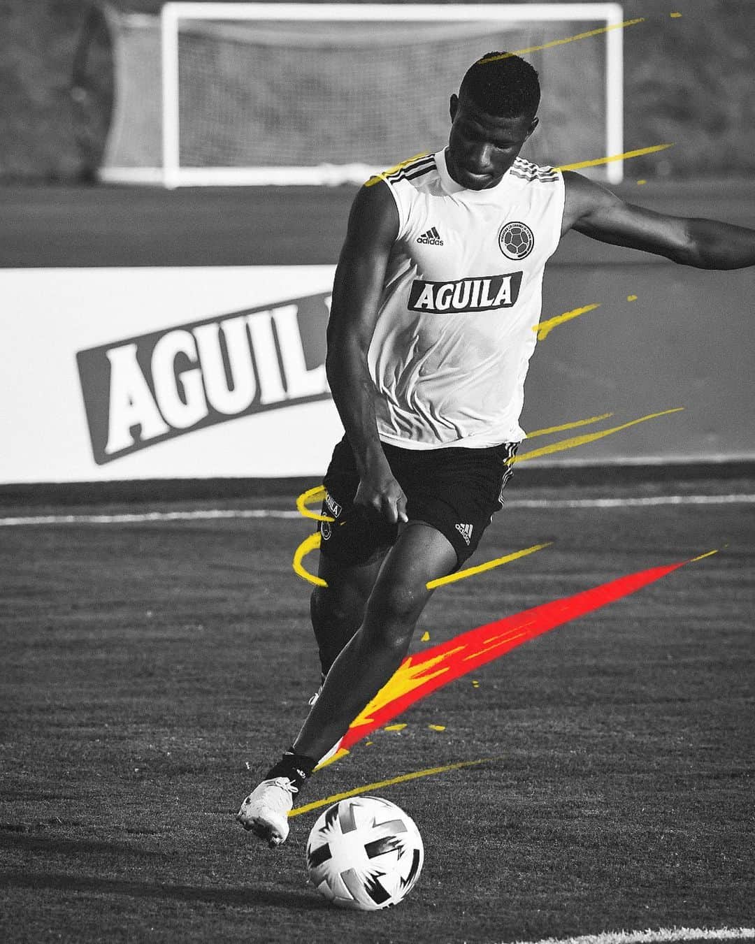 サッカー コロンビア代表チームのインスタグラム：「📸 ¡Con todos los poderes! 💥🧤⚡🎩⚽🥅🛡  ¡Estamos listos! 🔝💪  @orejuela   #VamosColombia 🇨🇴」