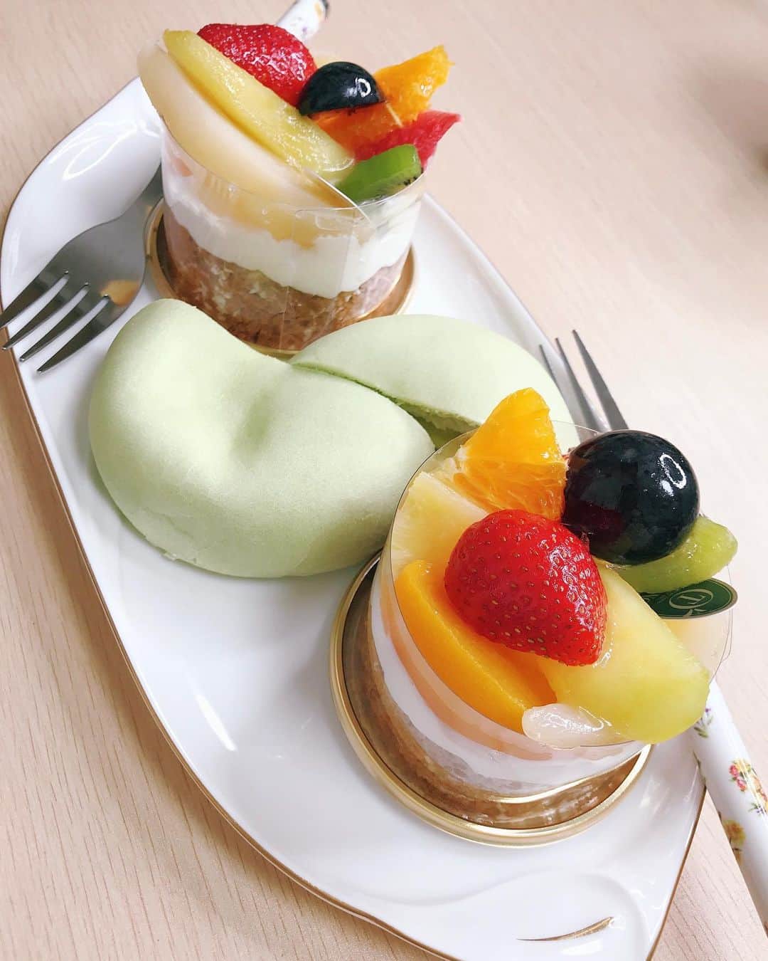 のインスタグラム：「・ リリース記念にスタッフさんから差し入れを頂きました💗🎂 フルーツたくさん🥰 美味しかった〜╰(⸝⸝⸝´꒳`⸝⸝⸝)╯❣╰(⸝⸝⸝´꒳`⸝⸝⸝)╯   #ビタスイ #bittersweet #スイーツ #sweets #🍰 #cake #ケーキ #フルーツ #メロンパン #リリース #リリースイベント #だけど会いたい #20201111」