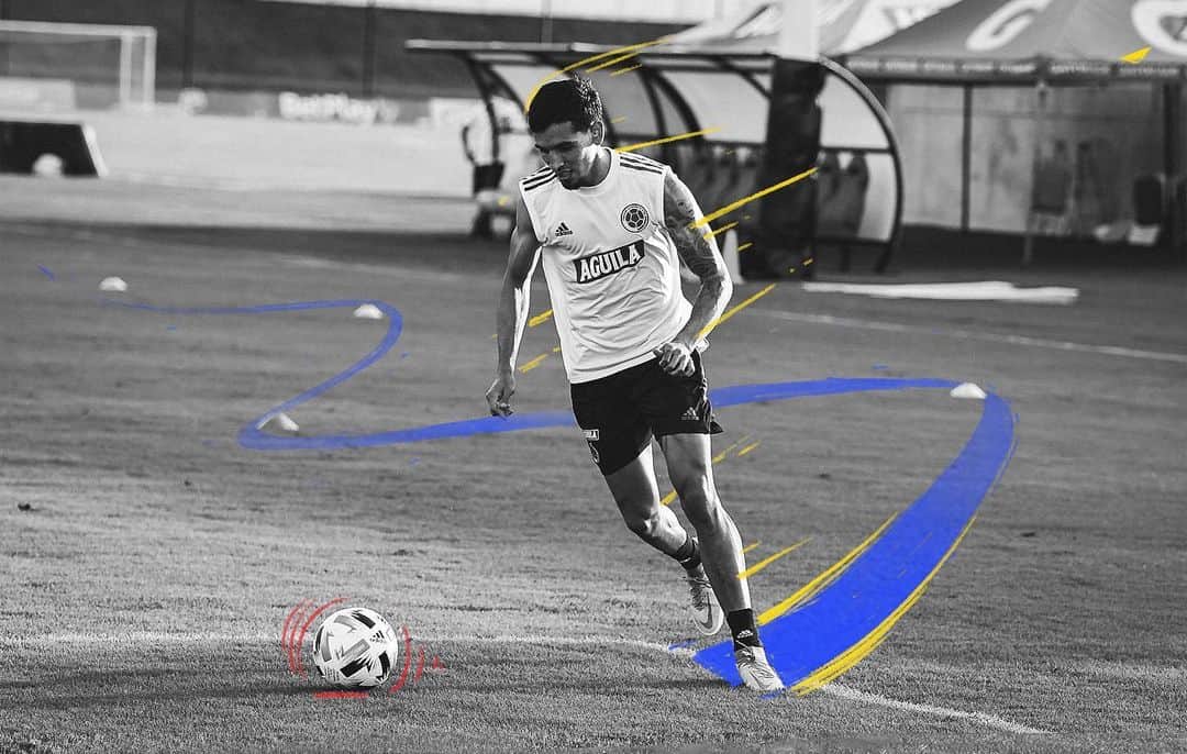 サッカー コロンビア代表チームのインスタグラム：「📸 ¡Con todos los poderes! 💥🧤⚡🎩⚽🥅🛡  ¡Estamos listos! 🔝💪  @daniel.chitiva   #VamosColombia 🇨🇴」